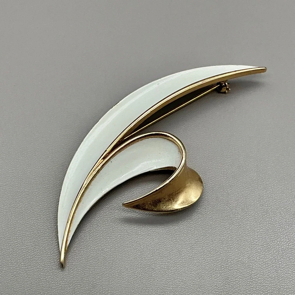 Trifari Brooch Women White Gold Tone Enamel Abstract Swirl Leaf Vintage Jewelry